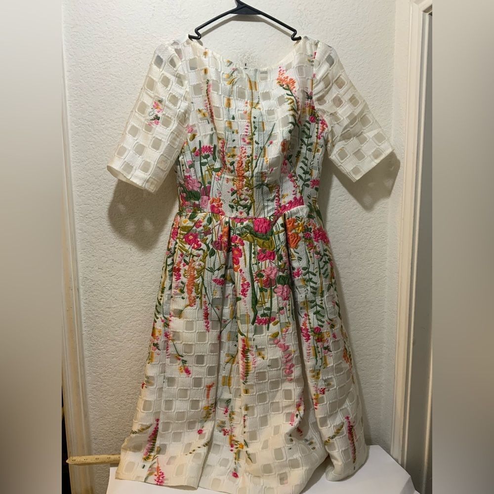 Lela Rose Embroidered Floral Fit and Flare White Dress short sleeves Sz 2 D2